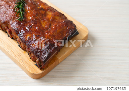 grilled and barbecue ribs pork 107197685