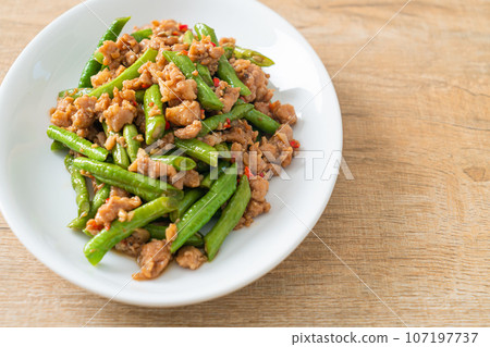stir-fried french bean or green bean with minced pork stir-fried french bean or green bean with minced pork 107197737