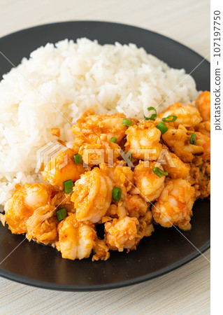 stir-fried shrimps with garlic and shrimps paste 107197750