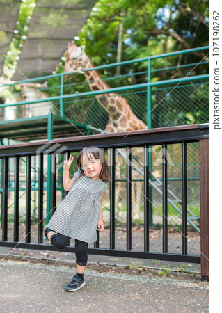 一個女孩享受她的第一個動物園 107198262