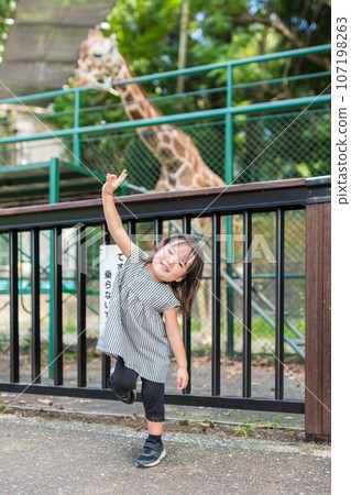一個女孩享受她的第一個動物園 107198263