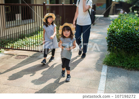姊妹們第一次參觀動物園很開心 姊妹們第一次參觀動物園很開心 107198272