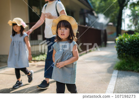 姊妹們第一次參觀動物園很開心 姊妹們第一次參觀動物園很開心 107198273