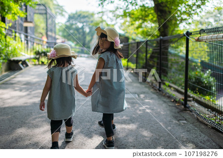 姊妹們第一次參觀動物園很開心 姊妹們第一次參觀動物園很開心 107198276