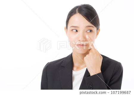 女人用眼角指著的照片 女人用眼角指著的照片 107199687