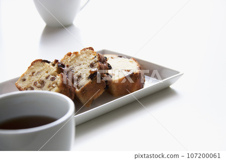Pound cake and coffee, white tableware, white table 107200061