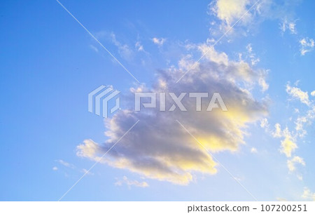 藍色的天空和雲圖像 藍色的天空和雲圖像 107200251