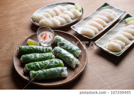 鱸魚和比目魚的握壽司以及鮭魚春捲 107200495