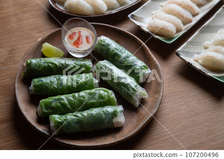 鱸魚和比目魚的握壽司以及鮭魚春捲 107200496