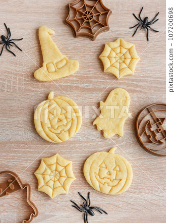 Preparation of festive cookies for baking in the oven. 107200698