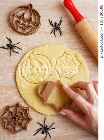 Preparation of festive cookies for baking in the oven. 107200699