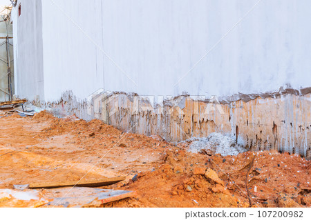 The soil collapsed on the side of the building wall. The soil collapsed on the side of the building wall. 107200982