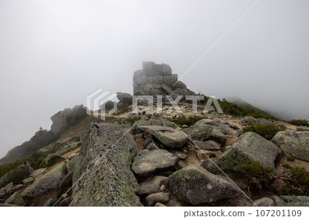 Gojo Rock seen from the summit looks surprisingly small. Gojo Rock seen from the summit looks surprisingly small. 107201109