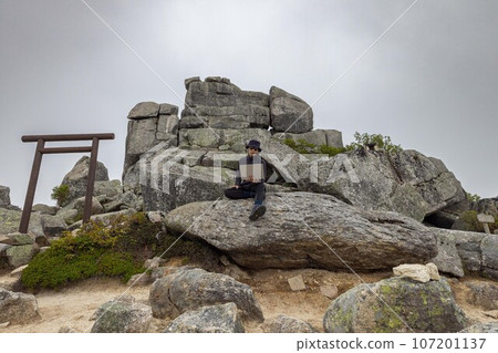 「下一個人」面試官手裡拿著電腦 「下一個人」面試官手裡拿著電腦 107201137