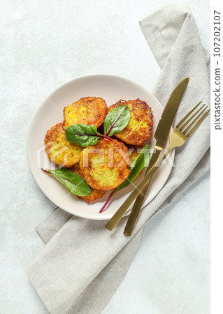 Lunch tasty food concept - delicious hash browns 107202107