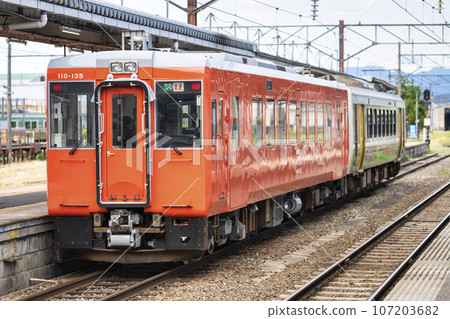 只見線列車停靠在會津若松站 Kiha 110 Tarako color 福島縣會津若松市 只見線列車停靠在會津若松站 Kiha 110 Tarako color 福島縣會津若松市 107203682