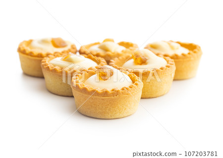 Sweet tarlets. Tasty mini tarts. Mini pie with cream isolated on white background. 107203781