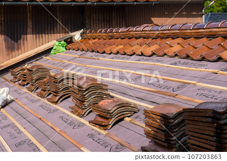 Image of roof tile replacement work for a Showa house | Roof renovation image | Tile renovation image Image of roof tile replacement work for a Showa house | Roof renovation image | Tile renovation image 107203863