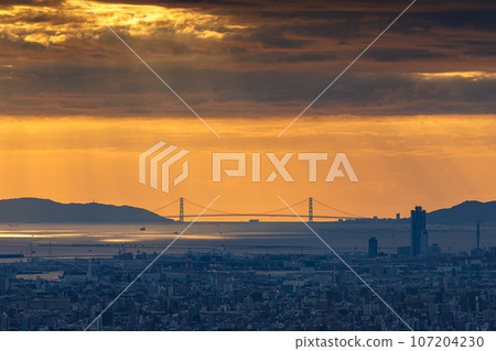 2023年秋天 從大阪府八尾市十三嶺眺望明石海峽大橋，夕陽的天空映襯下清晰的輪廓① 107204230