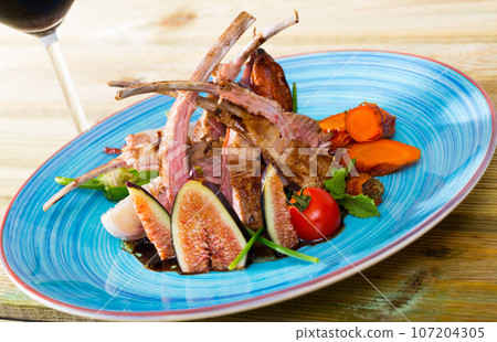 Plate of roasted mutton ribs 107204305