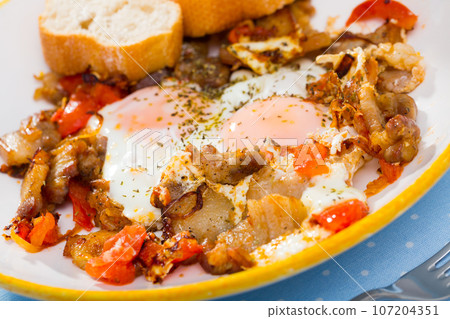 Appetizing scrambled eggs with brisket 107204351