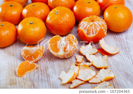Peeled and whole clementines Peeled and whole clementines 107204365