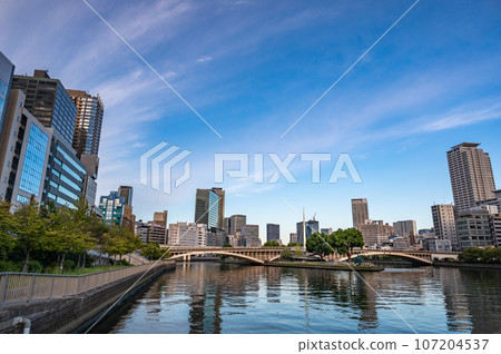 清晨從八軒屋濱看到的中之島公園和大阪市 107204537