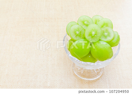 Shine Muscat in a glass container 107204950