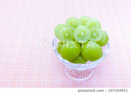 Shine Muscat in a glass container 107204951