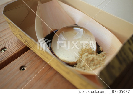 美麗的水信玄麻糬配上紅糖漿和黃豆粉 107205027