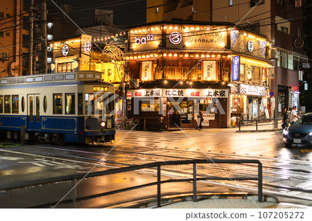 [Tokyo] Neon lights in front of Otsuka Station, streetcar and bar district 107205272