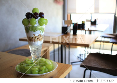 Luxurious Shine Muscat Parfait eaten while sightseeing in Yamanashi 107205382