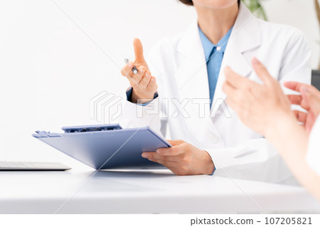 醫生和病人正在進行面對面的採訪 醫生和病人正在進行面對面的採訪 107205821