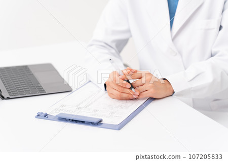 醫生和病人正在進行面對面的採訪 醫生和病人正在進行面對面的採訪 107205833