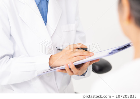 醫生和病人正在進行面對面的採訪 醫生和病人正在進行面對面的採訪 107205835