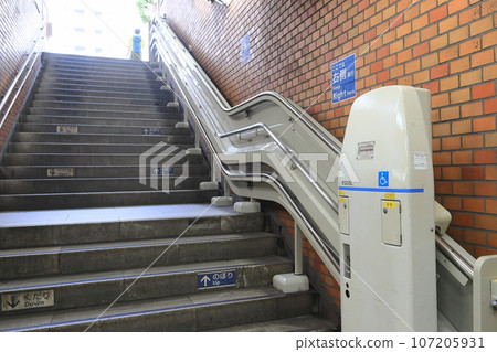 Subway barrier-free Lift that can be ascended and descended by wheelchair 107205931