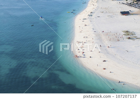 wonderful white sandy beach and turquoise ocean in zanzibar wonderful white sandy beach and turquoise ocean in zanzibar 107207137