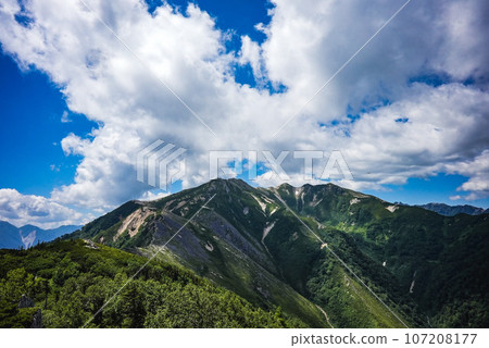 夏天陽光明媚的天空和山脈 107208177