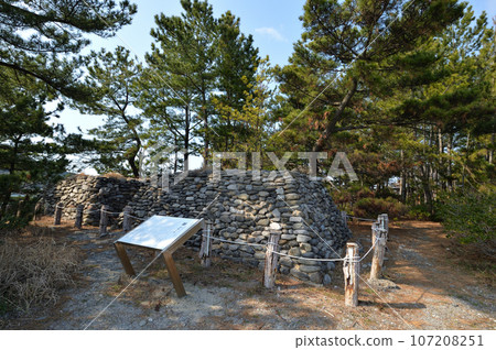 室住台場(山口縣光市)是江戶時代末期為了海防而建造的。 室住台場(山口縣光市)是江戶時代末期為了海防而建造的。 107208251