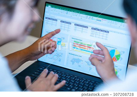 Market research, overseas market, trade area analysis, marketing research, world map, 2 people Market research, overseas market, trade area analysis, marketing research, world map, 2 people 107208728