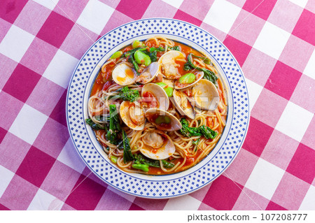 Vongole Rosso with clams and spring vegetables Vongole Rosso with clams and spring vegetables 107208777