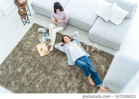 放鬆在客廳的一對年輕夫婦 107209023