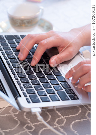 用電腦 用電腦 107209135