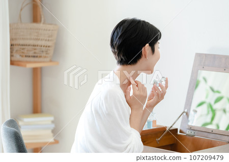 噴香水的女人 107209479