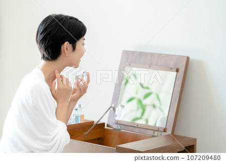 噴香水的女人 107209480
