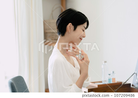 噴香水的女人 107209486