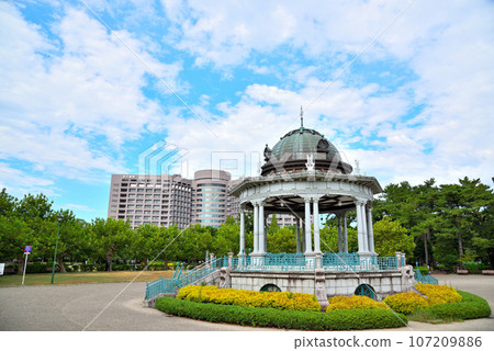 【愛知縣】名古屋市鶴舞公園相樂堂在藍天的襯托下熠熠生輝 107209886