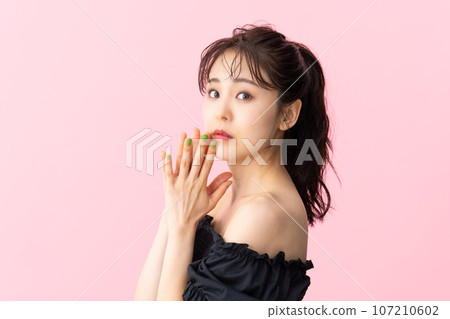 年輕女性的美麗 107210602