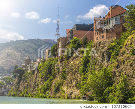 Houses on the edge of a cliff above the river Kura. Tbilisi, the historic city 107210604