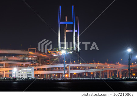 [Kanagawa Prefecture] Night view of Yokohama Bay Bridge and Daikoku Junction 107210802